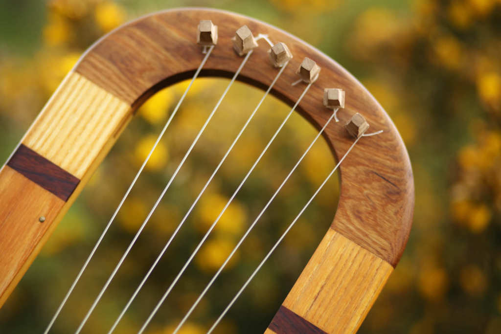 Lyre de Sutton Hoo Saxon lyre medieval instrument